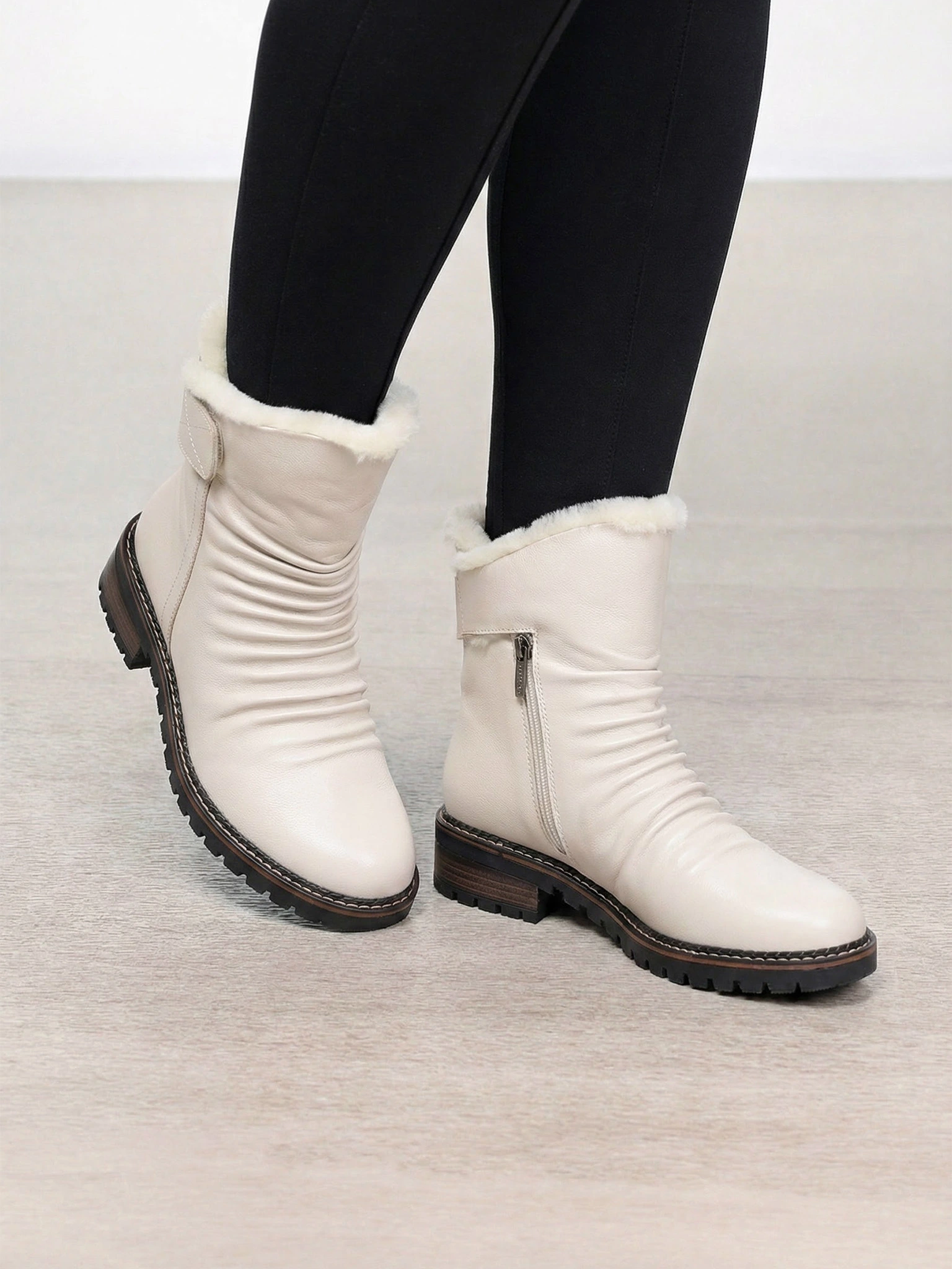 Ботинки молочного цвета на среднем каблуке